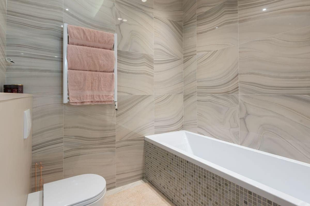Bagno rivestito in marmo dopo il rifacimento