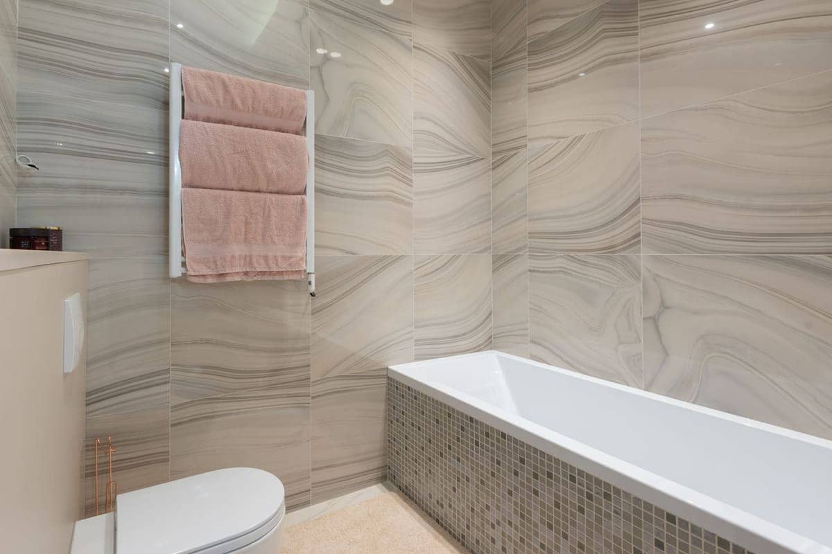 Bagno rivestito in marmo dopo il rifacimento