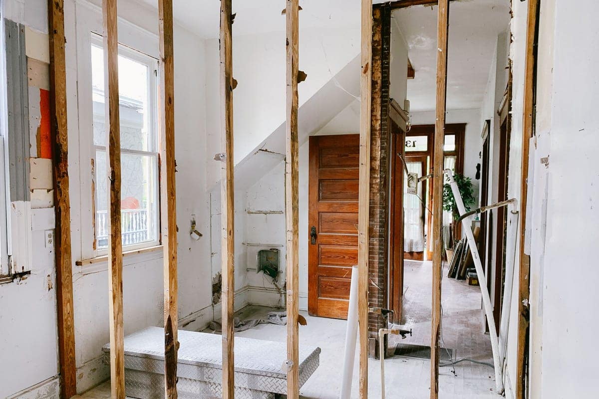 Interno con tramezzi demoliti e montanti in legno a vista