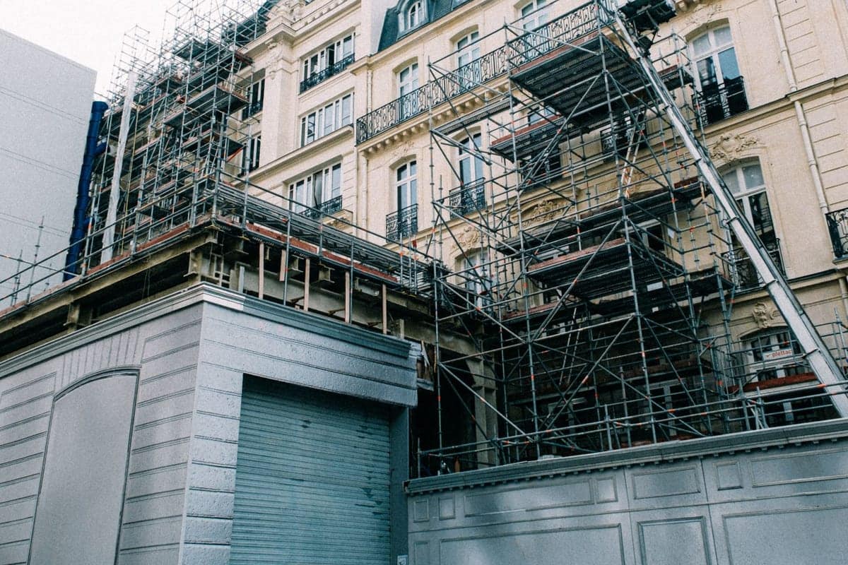 Facciata di un edificio storico interamente ponteggiata per il risanamento